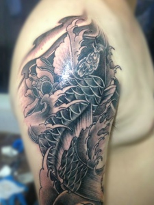 大臂浓浓清晰的黑白鲤鱼纹身图片