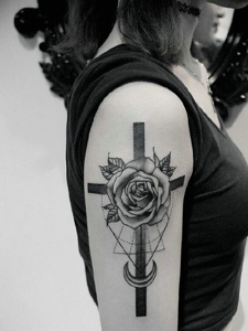 十字架与花朵一起的大臂纹身图片