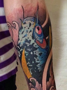 帅气的手臂彩色鲤鱼纹身图片