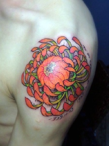 男士肩膀上的闪亮花朵纹身图片