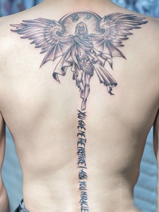 带着天使的羽翼降临人间的纹身