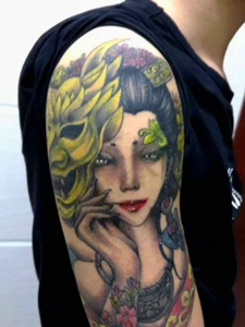 大臂古代花妓纹身图片很抢眼