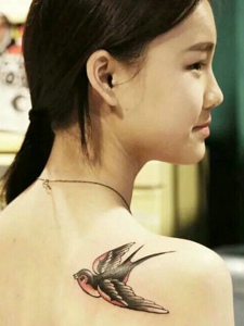 一款自由自在的可爱小燕子纹身