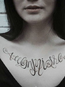 女生胸前创意英文纹身图片