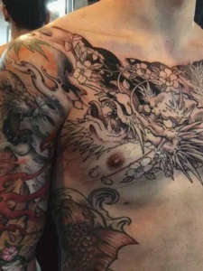 男士胸前个性经典邪龙纹身图片