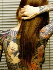 长发美女满背彩色日式图腾纹身图片