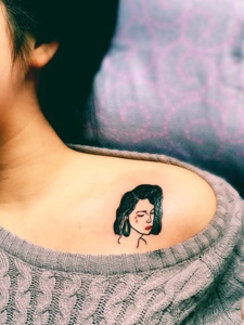女生肩膀上的风情美女头像纹身