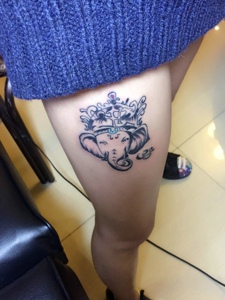 大腿一只小象神的女生纹身图案