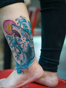 小腿部彩色小鲨鱼纹身图片