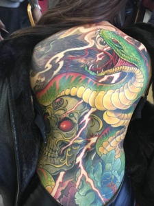 大胆女生满背一条蛇彩色纹身图案