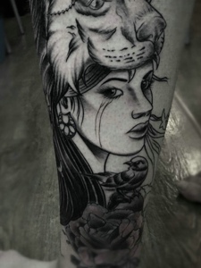 腿部欧美女性黑白肖像纹身图片