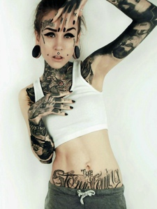 网络时尚美女花臂纹身图片很漂亮