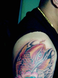 大臂惹人爱的红鲤鱼刺青