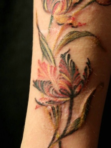 精美漂亮的手臂花朵纹身图片