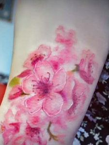 花衣女子手臂有着樱花纹身图片很唯美