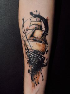 男生手臂上帆船纹身