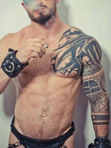 封面男士超级魅力的传统半甲纹身图片