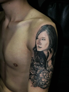 男士手臂心爱女友肖像纹身图片