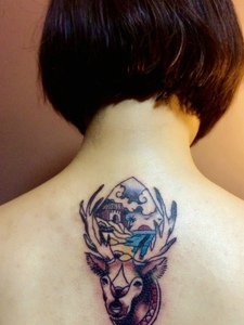 女生背部有着与众不同的图腾纹身图片
