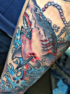 可怕的彩色鲨鱼手臂纹身图片