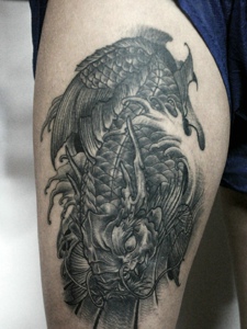 大腿上的黑白鲤鱼纹身图片格外耀眼