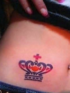 女生肚脐边上的小图腾纹身