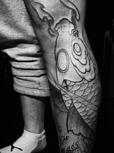 处在小腿的黑白大鲤鱼纹身图案
