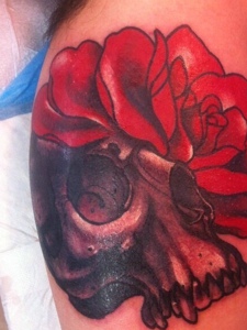 惊艳的大红花朵和骷髅一起的纹身