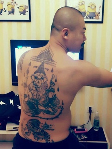 个性豪迈的中年男士后背个性纹身