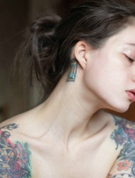 欧美女性漂亮的双花臂图腾纹身
