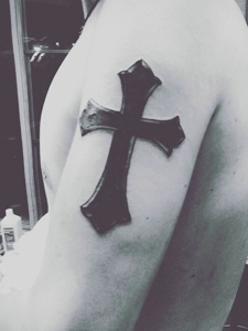 男士大臂个性的十字架纹身图片