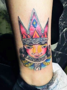 腿部的个性彩色王子头像纹身图片