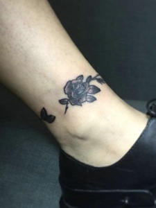 小腿个性低调的花朵纹身图片