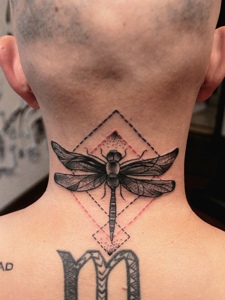 另类男士颈部小蜻蜓纹身一枚