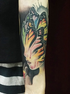 彩色蝴蝶与美女肖像混合一体的纹身图片