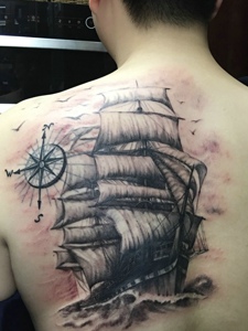 指南针与帆船一起的后背纹身图片