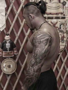 日本肌肉男士的个性手臂图腾刺青