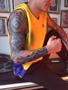 运动衣男士的花臂纹身图片