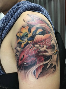 鲤鱼与莲花结合的彩色大臂纹身图片