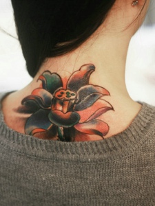 漂亮的莲花纹身落在女生后背上