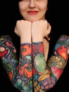 欧美女性双花臂纹身图片笑容满面