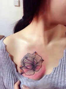 女生胸前花朵纹身显得如此性感