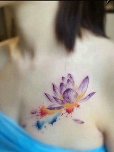 让人着迷的胸前花朵纹身图片性感迷人