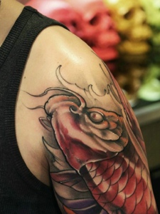 大男士臂一条红色大鲤鱼纹身图案