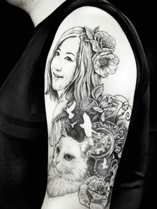大臂一款美女肖像和小猫一起的纹身