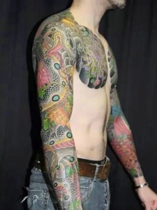 中年男士拥有帅气的双半甲纹身图案