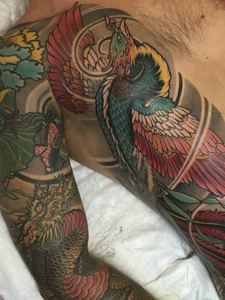 红凤凰与邪龙结合的彩色半甲纹身图片
