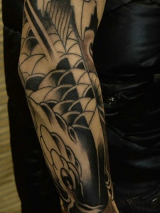 个性男士手臂鲤鱼纹身图案特威风