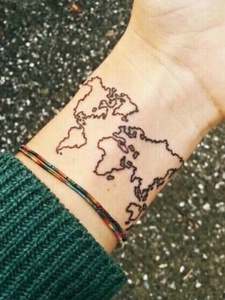 手腕吸眼球的世界地图刺青