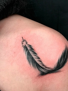 香肩上的一根羽毛纹身图片很独特